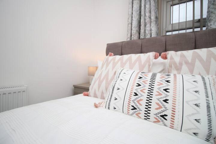 City Centre, Parking, Smart Tv'S In All Rooms Swansea Exterior photo