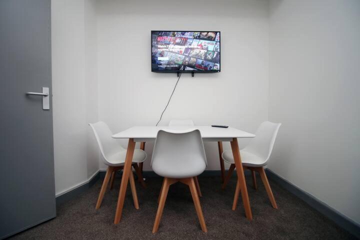 City Centre, Parking, Smart Tv'S In All Rooms Swansea Exterior photo